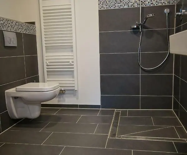 Gaestewohnung Hardinghaus Am Teich アパート ヴァーレンドルフ